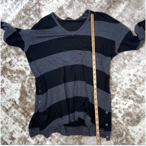 Theory brand lightweight long sleeve gray & black with side button details SZ M - Picture 8 of 8